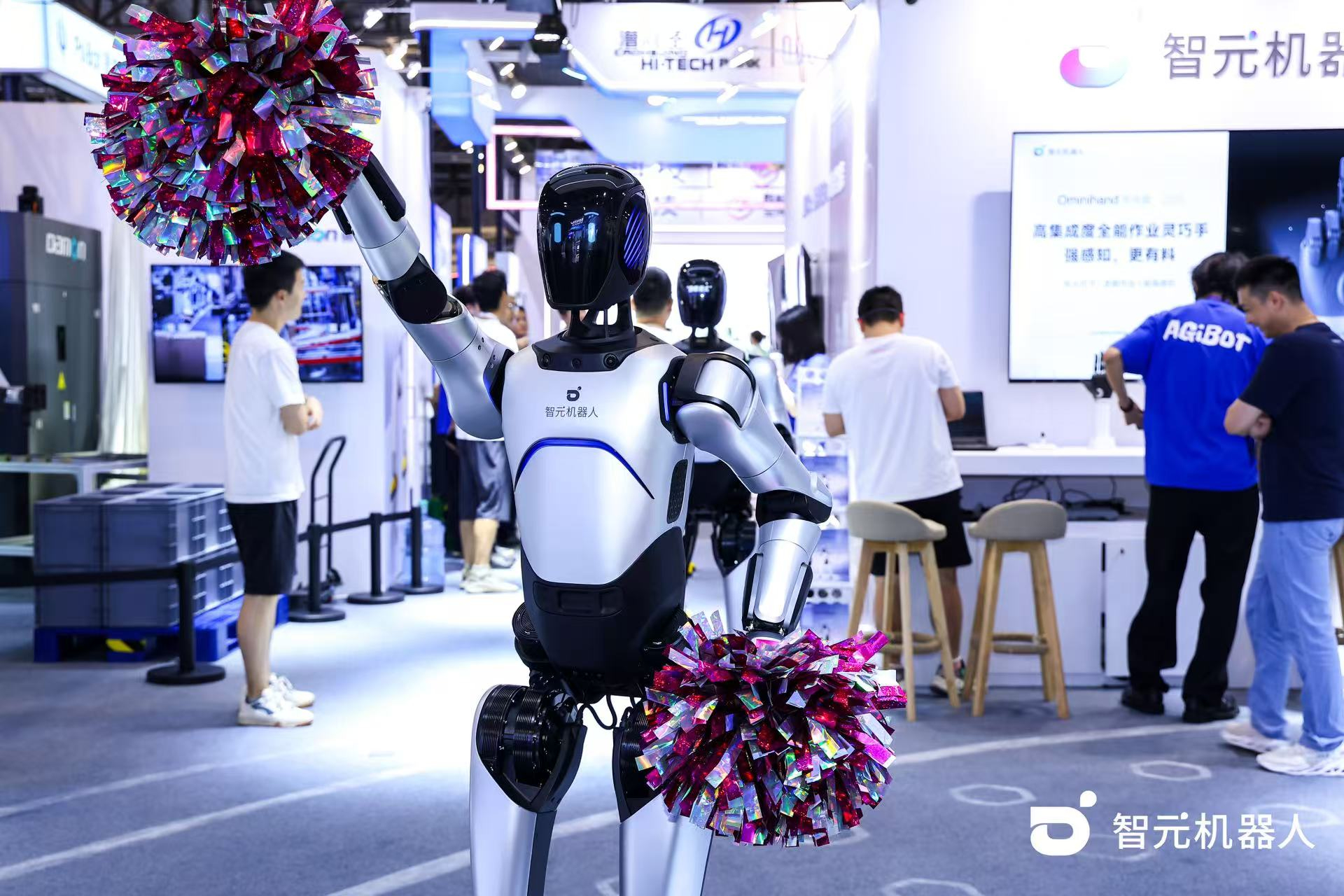 星空国际体育机器人 WAIC 首日展台火爆，机器人家族集体打工忙不停